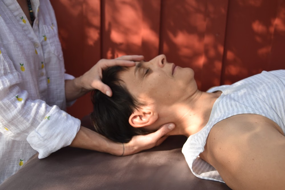 Flowing Still – CranioSacral Therapy & Somatic Experiencing with Emma Julaud